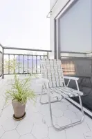 헥사곤 타일과 레트로 체어의 감성 발코니